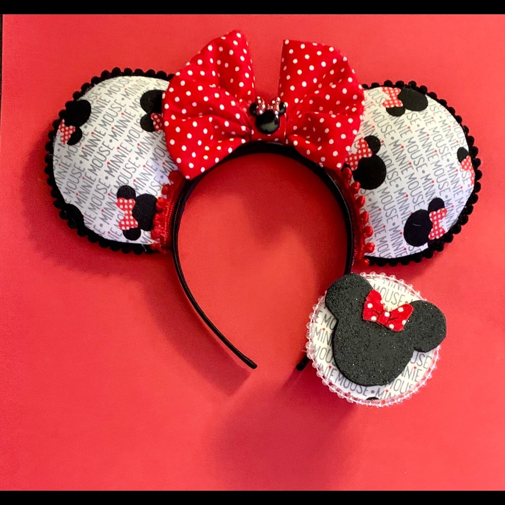 Minnie Ears With Matching Wall Display